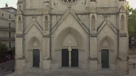 Ansicht-Von-Unten-Nach-Oben-Auf-Die-Kirche-Saint-Roch-In-Montpellier,-Frankreich.-Sonnenaufgangszeit
